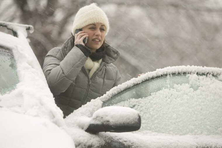 women telephone call snowy car