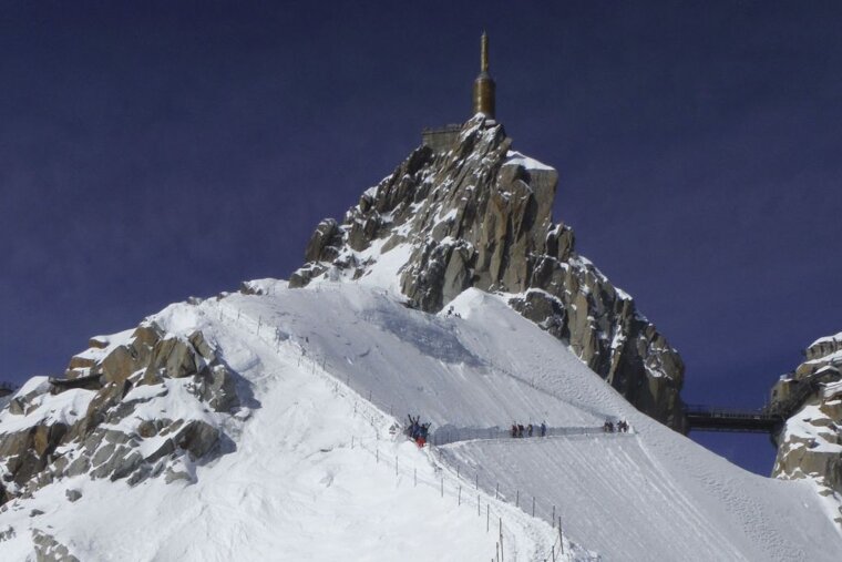 Off-piste skiing in Chamonix